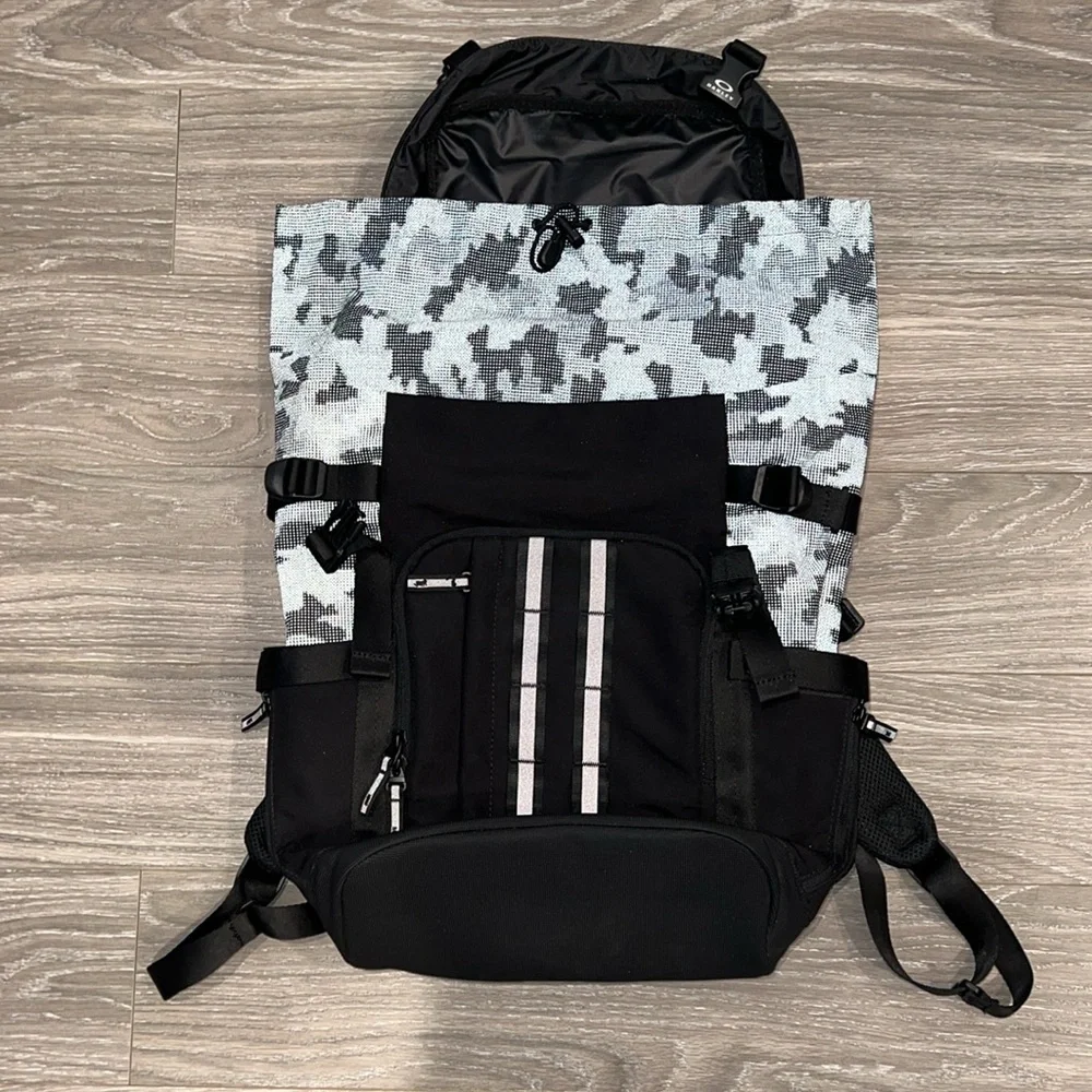 Oakley camo backpack. NWOT